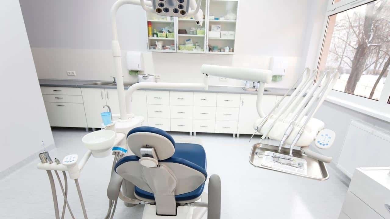 למי כדאי להתעניין בטיפול יישור שיניים פנימי?